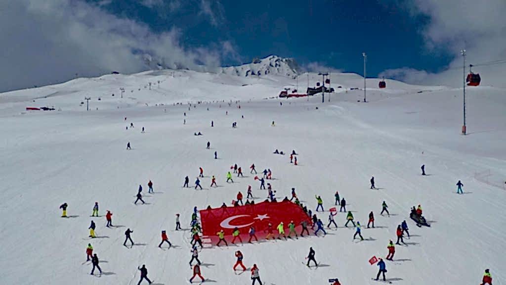 Tüm Şehitlerimiz Anısına Erciyes'te dev bayraklı anma